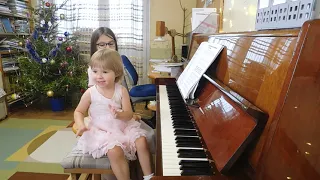 Радослава Лемешкина, 2 года 6 месяцев. Новогоднее музыкальное поздравление.