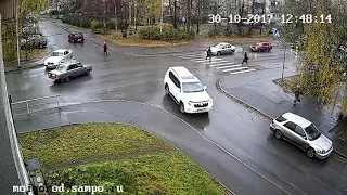 Водитель сбивает пешехода