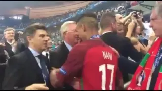 Sir Alex Ferguson congratulating Nani and Ronaldo