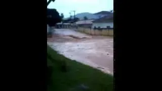Enchente na rua do Hospital de Aimorés na tarde desta quarta-feira (18).
