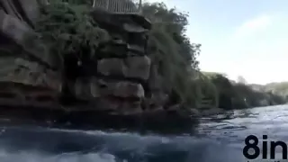 Парень прыгает со скалы в воду и сталкивается с акулой, ГоПро GoPro A man   YouTube