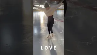 Carolina Kostner Draws a Heart on the Ice #shorts #figureskating