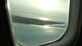 Воздушный поток огибает крыло самолета на взлете