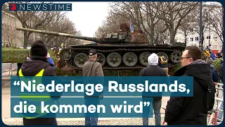 EIN JAHR KRIEG: Zerstörter Panzer vor russischer Botschaft in Berlin