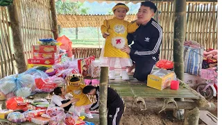 On the second day, l was happy to receive many Tet gifts, candies, fruits, dresses, and shoes