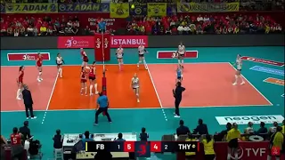 Julia Bergmann quatro pontos seguidos pra virar o jogo  no quarto set pra cima do  Fenerbahçe