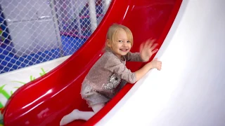 Ева и дети прыгают на БАТУТЕ и катаются С ГОРКИ Nursery Rhymes Playground Eve and fun kids ВЛОГ