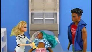 Rodzinka Barbie- Iza w szpitalu Bajka Dla Dzieci Po Polsku  the Sims 4 odc.39