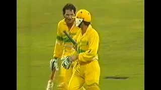 What a finish! Remarkable last ball Steve Waugh six over cover off Ambrose 3rd ODI Final SCG 1988/89