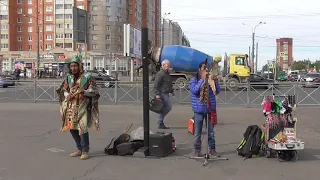 Индейцы из Эквадора  метро проспект просвещения 23.05.19.