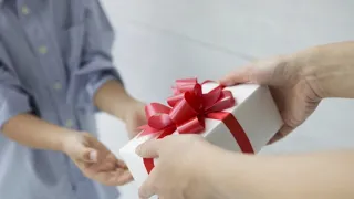Порча через подарок: как определить, что подарок не подклад , как снять   Как очистить вещь