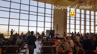 مطار شرم الشيخ الدولي دبكه لبناني بالكمانجا للعازف mido Adel violino sharm airport