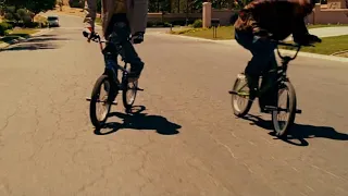 Сцена из фильма "Бунтарка" - начало фильма, трюки на велосипедах и скейтах