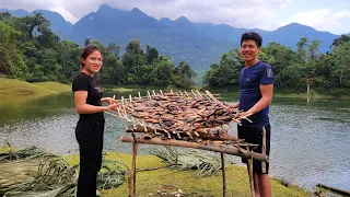 The couple went together to catch fish to make dried fish. smoked fish