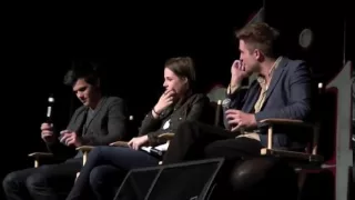 Kristen Flips off Rob.. lovely teasing @ Twilight Convention LA 2010