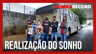 Família que vivia em ônibus conquista o sonho de se mudar para uma casa