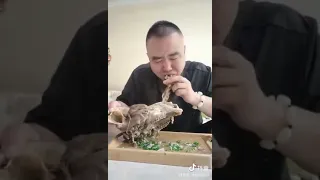 ест голову козла