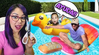 EL ULTIMO EN SALIR DE LA ALBERCA GANA!! 🤣| Family Juega