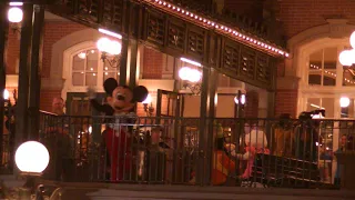 Disney characters say goodbye as they close the parks because of Coronavirus