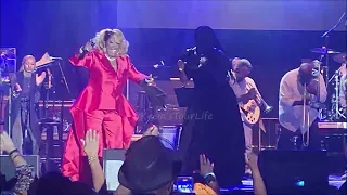 Patti LaBelle Kicks off Shoes & Throws DOWN!! LIVE in Toledo OH - 9/16/2022