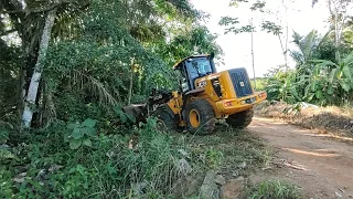 PÁ CARREGADEIRA JCB 426ZX TIRANDO O MATO DO ATERRO