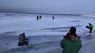 Зимняя рыбалка и волна.