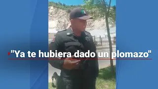 "YA TE HUBIERA DADO UN PLOMAZO" | Policía detiene a conductor y amenaza con llevarlo preso