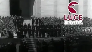 Mussolini alla parata militare delle camicie nere in Via Nazionale a Roma