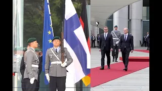 Military honors for Finland's Prime Minister in Berlin