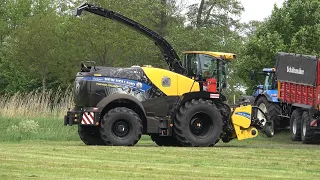 Gras hakselen met een New Holland FR550 60th Anniversary Edition door loonbedrijf Bouwhuis (2022)