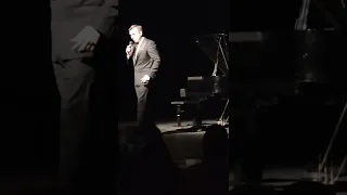 Астемир Апанасов шутит на концерте