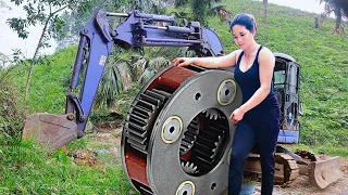 Mechanic Girl repairs and replace excavator moving motor assembly KOMATSU PC75UU, Genius Girl repair