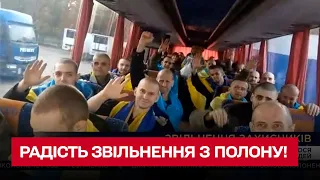 Радісні та з прапорами України! 52 звільнені з полону - в прямому ефірі