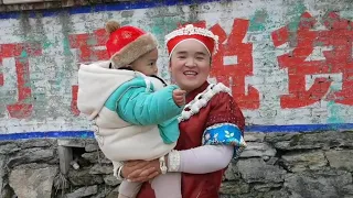 Sister Miao puts on make-up and costumes, and takes her son to a wedding