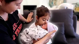 ELLE MEETS HER NEWBORN SISTER!!! **ADORABLE**