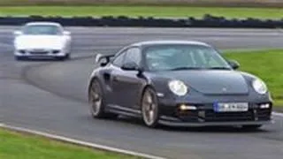 Porsche 911 GT2 RS vs Carrera video