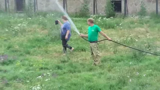 Олег Зубков поливает львят! Тайган