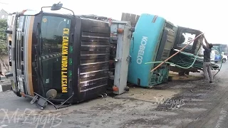 Excavator Accident Kobelco SK200  Fuso Self Loader Truck  Heavy Recovery