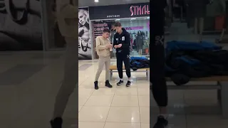 Социальный эксперимент - вернет ли парень деньги? 🤔 #shorts