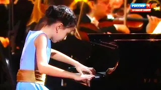Alexandra Dovgan ( XVIII Gold Nutcracker ) played Piano Concrto No.2 by Tchaikovsky at the Opening