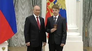 Путин вручил паспорт юному спортсмену из Татарстана