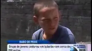 Jovens apaham Tubarão em Rabo de Peixe (Legendado)