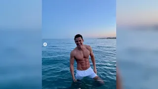 Álex González celebra su 41 cumpleaños disfrutando del verano