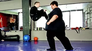 Толстяк против бойца / Fatboy (260kg) vs little fighter (60kg)