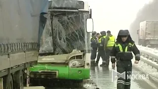 Автобус и грузовик столкнулись на Варшавском шоссе