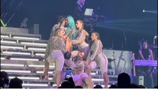 KAROL G BESA EN LA BOCA A SU BAILARINA EN CONCIERTO ( LOS ÁNGELES- BICHOTA TOUR )