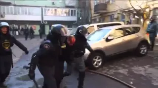 18 02 2014 Раненые солдаты внутренних войск  Институтская улица
