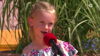 Sarah (6) singt "Mit dem Sonnenschein im Herzen" bei "Immer wieder sonntags" am 03.07.2022