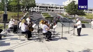 Мариуполь.Оркестр в парке Гурова ко Дню Металлурга