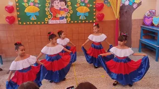 Día de la Madre jesusina. Danza típica de Colombia La Pollera Colorá por el aula Celeste de 5 años.